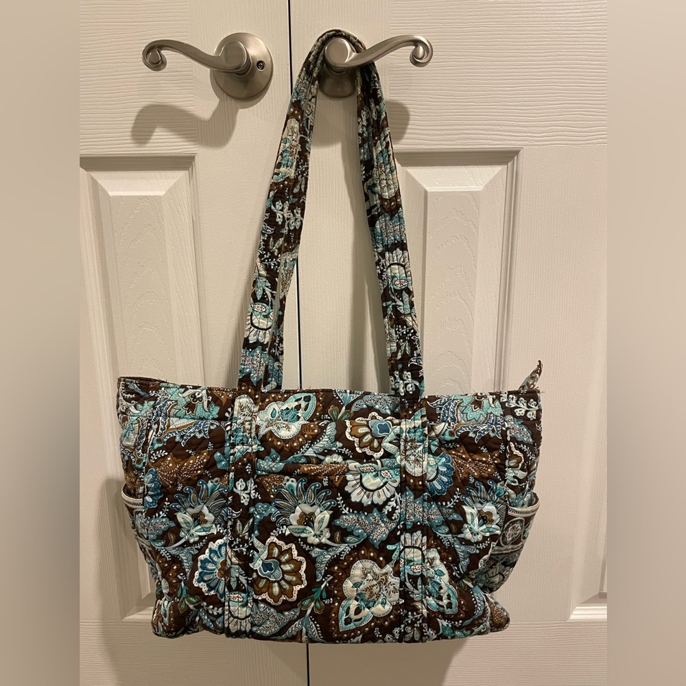 Vera Bradley bag - with zipper closure and multiple pockets